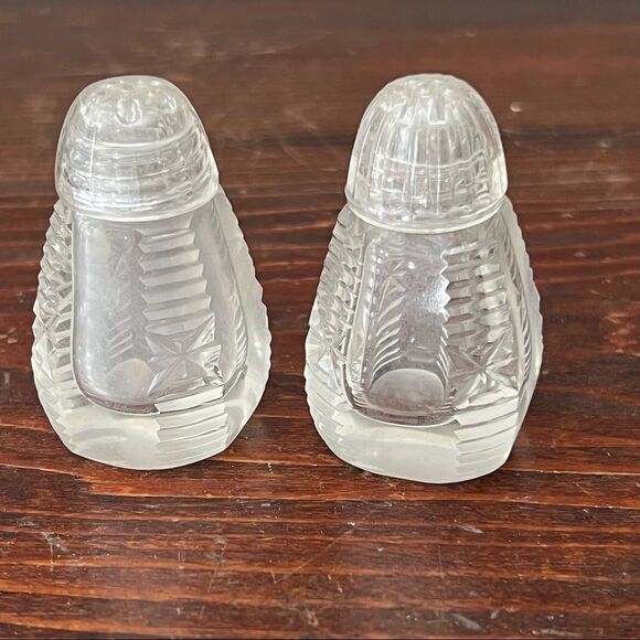 Vintage small glass salt and pepper shakers 2“ x 1 1/4“ - Picture 2 of 3